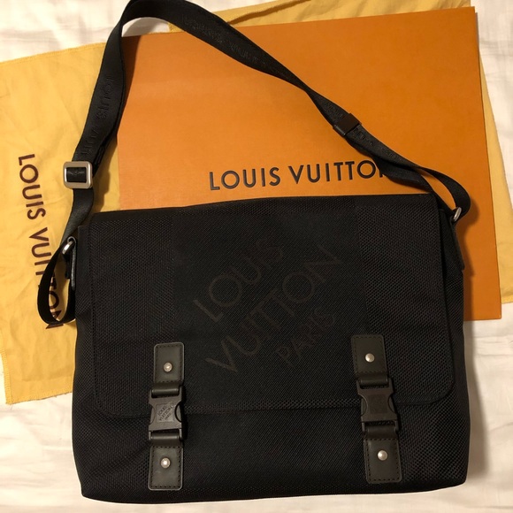 Authentic Louis Vuitton Loup Noir Canvas Messenger.Like new.Excellent condition. - Picture 2 of 14